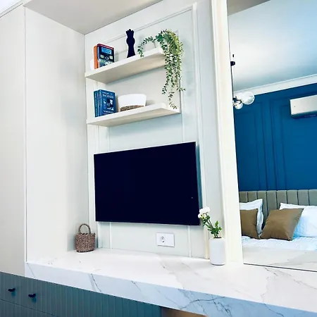 Brand New 1 Bdr Luxury In Centre Апартамент